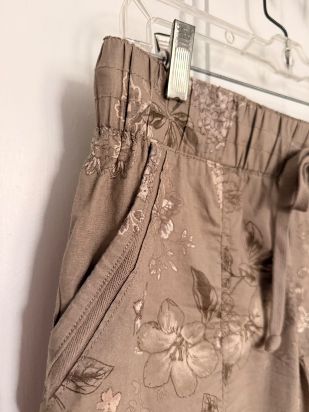 Democracy floral print cropped utility pants in a tan and cream size 10 - Picture 4 of 9